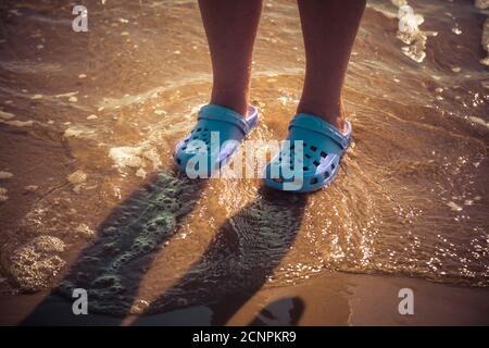 Gros plan sur les jambes et les pieds d'une femme portant des chaussures de plage, Royaume-Uni Banque D'Images