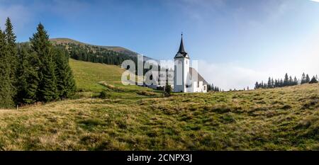 vue panoramique sur la chaîne de montagnes Gleinalm ou Gleinalpe avec le sommet de Speikkogel Et la cabane de montagne appelée Gleinalmschutzhaus avec chapelle en Styrie Banque D'Images