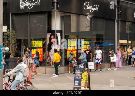 Les clients qui font des courses en dehors du célèbre grand magasin Century 21 dans le centre-ville de Brooklyn, à New York, le samedi 12 septembre 2020. Le discounter a annoncé qu'il fermait l'ensemble de ses 13 magasins en invoquant le non-paiement de leurs compagnies d'assurance. (© Richard B. Levine) Banque D'Images