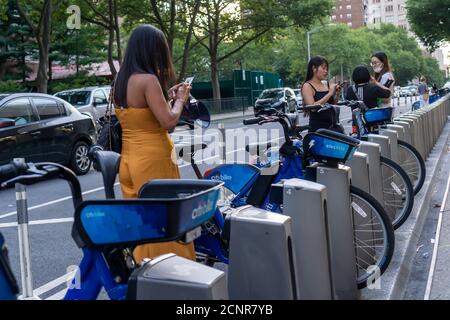 Les utilisateurs de CitiBike à une station d'accueil à Chelsea, à New York, le samedi 5 septembre 2020. (© Richard B. Levine) Banque D'Images