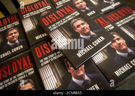 Copies du livre de Michael Cohen « disloyal » dans une librairie Barnes & Noble le mercredi 9 septembre 2020. Le livre de Tell all de l’ancien avocat Cohen, considéré comme le « fixateur » de Donald Trump, énumère d’innombrables transgressions et épisodes incalculables de ses relations avec le président. (© Richard B. Levine) Banque D'Images