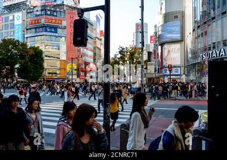 Traversée de Shibuya à Tokyo à l'heure du déjeuner Banque D'Images