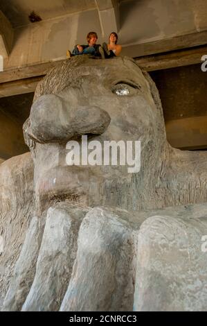 La statue géante de Troll sous le pont Aurora à Fremont, Seattle, État de Washington, États-Unis. (L'image n'est concédée sous licence pour aucune publication. La statue de Troll est Banque D'Images