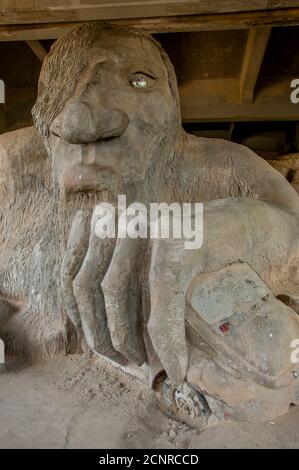 La statue géante de Troll sous le pont Aurora à Fremont, Seattle, État de Washington, États-Unis. (L'image n'est concédée sous licence pour aucune publication. La statue de Troll est Banque D'Images