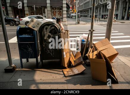 Une belle sélection de déchets provenant d'un réceptacle à ordures débordant dans le quartier Flatiron de New York le mercredi 16 septembre 2020. Plus de 160 chefs d’entreprise ont adressé une lettre ouverte au maire Bill de Blasio exprimant leurs inquiétudes quant aux préoccupations de la ville concernant la qualité de vie, notamment le manque de collecte des ordures et la flambée des fusillades. (© Richard B. Levine) Banque D'Images