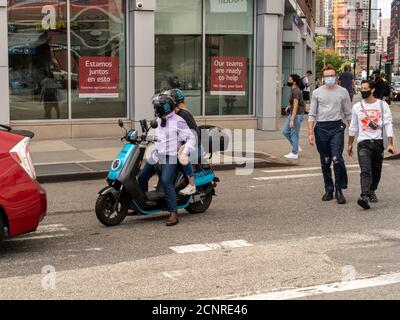 Un cyclomoteur électrique de la compagnie de partage de cyclomoteurs Revel gara dans le centre-ville de Brooklyn à New York le samedi 12 septembre 2020. Revel a rendu ses scooters dans la rue après avoir émis une série de protocoles de sécurité que les cavaliers doivent respecter. (© Richard B. Levine) Banque D'Images