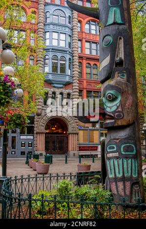 Un totem avec le Pioneer Building en arrière-plan sur Pioneer Square à Seattle, dans l'État de Washington, aux États-Unis. Banque D'Images