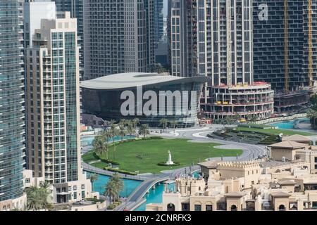 'Dubai, Dubai/eau - 8/11/2020 - 'Dubai Opera House, le centre des arts de la scène de luxe dans le centre-ville près du centre commercial de Dubaï et Burj Khalifa pour le centre-est cul Banque D'Images