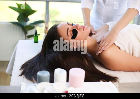 Belle jeune femme dans un spa, brunette Banque D'Images