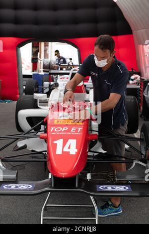 Vallelunga, Rome, Italie, 11 septembre 2020. Festival américain de Rome. Coronavirus dans le sport automobile, équipe personnes mécaniciens travaillant sur la voiture avec masque facial Banque D'Images