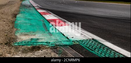 Concept de vitesse, vue à grand angle de la piste de course en asphalte, bordure blanche et rouge droite Banque D'Images