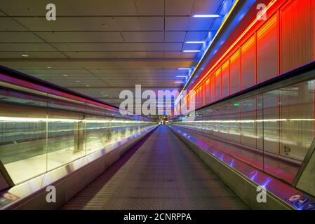 Corona panic, aéroport de Munich, zone centrale, accès au parking, installation d'éclairage, tapis roulant, déserté. Banque D'Images