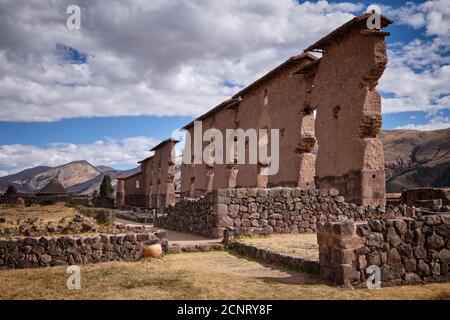 Le temple de Wiracocha, au site archéologique Raqch'i Incan, district de San Pedro, Pérou, a tiré sur un ciel bleu saisissant avec des nuages Banque D'Images