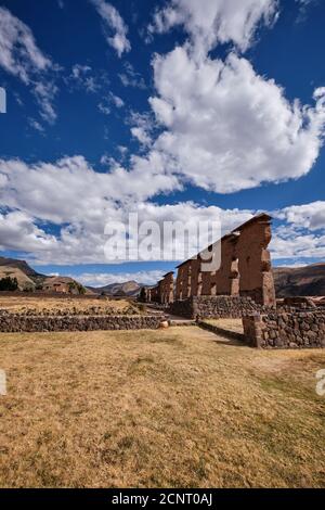 Le temple de Wiracocha, au site archéologique Raqch'i Incan, district de San Pedro, Pérou, a tiré sur un ciel bleu saisissant avec des nuages Banque D'Images