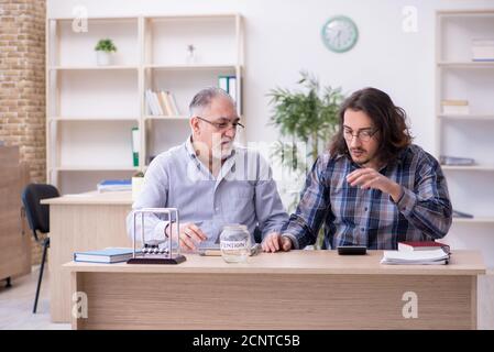 Deux employés dans le concept de retraite Banque D'Images