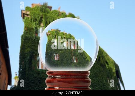 Le bâtiment est complètement surcultivé avec de la vigne légèrement illuminée par les rayons du soleil levant, le quartier de Trastevere, à travers un bal transparent en verre Banque D'Images