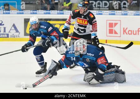 Pilsen, République tchèque. 18 septembre 2020. Utkani 1. kola hokejove extraligy: HC Skoda Plzen - HC Sparta Praha, 18. zari 2020 v Plzni. Zleva David Jiricek z Plzne, Miroslav Forman ze Sparty a brankar Plzne Dominik Frodl. Banque D'Images