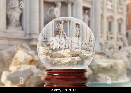 L'un des sites les plus importants de Rome - le Fontaine de Trevi par une belle journée d'été sans personne une boule transparente en verre Banque D'Images