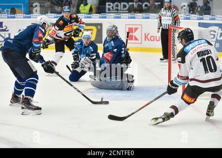 Pilsen, République tchèque. 18 septembre 2020. Utkani 1. kola hokejove extraligy: HC Skoda Plzen - HC Sparta Praha, 18. zari 2020 v Plzni. Vlevo Roman Vrablik z Plzne brani a pré utokem Lukase Rouska ze Sparty. Banque D'Images