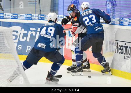 Pilsen, République tchèque. 18 septembre 2020. Utkani 1. kola hokejove extraligy: HC Skoda Plzen - HC Sparta Praha, 18. zari 2020 v Plzni. Zleva Vojtech Budik z Plzne, Jan Buchtele ze Sparty a Petr Straka z Plzne. Banque D'Images