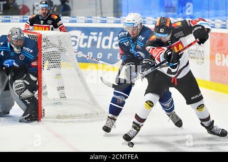 Pilsen, République tchèque. 18 septembre 2020. Utkani 1. kola hokejove extraligy: HC Skoda Plzen - HC Sparta Praha, 18. zari 2020 v Plzni. U puku zleva Roman Vrablik z Plzne a Robert Ricka ze Sparty. Banque D'Images