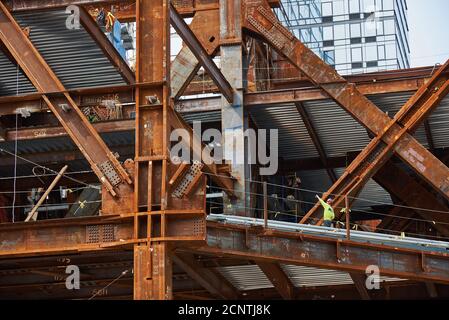 Détail de la construction d'un grand gratte-ciel dans le quartier de Hudson yards du centre-ville ouest de Manhattan. Banque D'Images