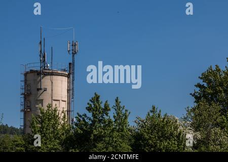 Antennes sur une petite tour au centre du ville Banque D'Images