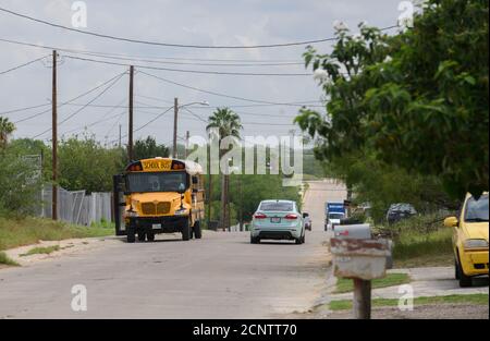 EL Cenizo, TX USA 17 septembre 2020: Les bus scolaires équipés d'un parc wi-fi le long des rues de Colonia El Cenizo pendant la troisième semaine de cours virtuels tandis que les élèves, utilisant le wi-fi pour connecter des ordinateurs à leurs salles de classe par l'Internet, restent loin des écoles en raison de la pandémie du coronavirus. El Cenizo, une ville d'environ 5,000 habitants à faible revenu, borde la rivière Rio Grande (la frontière entre les États-Unis et le Mexique) et compte une proportion élevée de familles d'immigrants sans papiers. ©Bob Daemmrich Banque D'Images