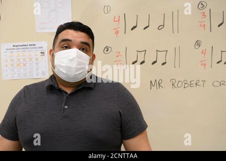 Rio Bravo, Texas USA 17 septembre 2020: Le professeur de bande Robert Ortiz travaille sur une leçon virtuelle avec des étudiants à Salvador Garcia Middle School à Colonia Rio Bravo près de Laredo le long de la frontière du Texas avec le Mexique. Ortiz, un enseignant de 17 ans, affirme que chaque jour est un défi avec une salle de classe virtuelle. ©Bob Daemmrich Banque D'Images