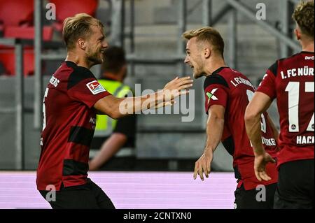 Ratisbonne, Allemagne. 18 septembre 2020. Football: 2ème Bundesliga, Jahn Regensburg - 1er FC Nuremberg, 1er match à Jahnstadion Regensburg. Tim Handwerker de Nuremberg (r) applaudit avec son coéquipier Johannes Geis après son but pour le 0:1 contre Ratisbonne. Crédit : Armin Weigel/dpa - REMARQUE IMPORTANTE : Conformément aux règlements de la DFL Deutsche Fußball Liga et de la DFB Deutscher Fußball-Bund, il est interdit d'exploiter ou d'exploiter dans le stade et/ou à partir du jeu pris des photos sous forme d'images de séquences et/ou de séries de photos de type vidéo./dpa/Alay Live News Banque D'Images