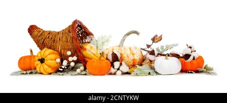 Cornucopia de Thanksgiving remplie de légumes d'automne, de citrouilles et de décoration d'automne isolée sur un fond blanc Banque D'Images