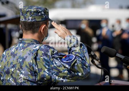 Capu Midia, Roumanie - 17 septembre 2020 : Officier de l'Armée de l'Air roumaine saluant. Banque D'Images