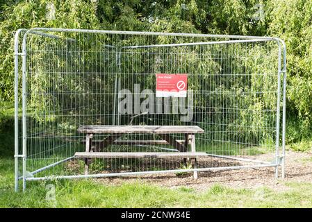 Table de pique-nique dans un parc de Londres derrière la clôture pendant le 2020 verrouillage Covid-19 Banque D'Images