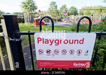 Terrain de jeu pour enfants dans un parc de Londres fermé pendant le Pandémie Covid-19 en 2020 Banque D'Images