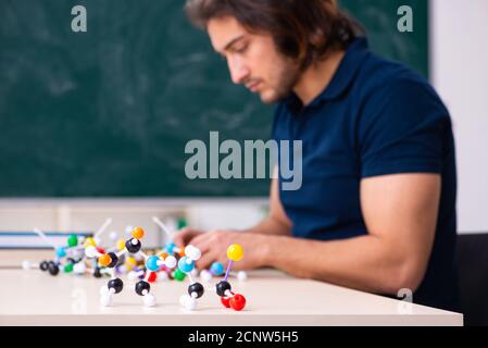 Jeunes scientifiques assis dans la salle de classe Banque D'Images