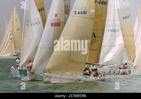 AJAXNETPHOTO. AOÛT 1989. SOLENT, ANGLETERRE. - COUPE ADMIRAL 1989 - DÉBUT DE LA COURSE FASTNET - LA FLOTTE AU DÉPART (L-R) K180 JAMARELLA; S9243 COMPLET; F8505 CITROEN; S6691 KIWI; F8907 CGI. PHOTO:JONATHAN EASTLAND/AJAX REF:ADC FNT89 148 Banque D'Images