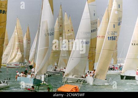 AJAXNETPHOTO. AOÛT 1989. SOLENT, ANGLETERRE. - COUPE DE L'AMIRAL 1989 - DÉBUT DE LA COURSE FASTNET - LA FLOTTE AU DÉPART (L-R) S6691 KIWI (SWE);G1711 RUBIN II (GER);KA80 HITCHHIKER (IRE); S9243 FULL PELT (SWE);H188 MEAN MACHINE (NED); F8907 (FR); KA1767 (A177); ARIA (USA). PHOTO:JONATHAN EASTLAND/AJAX REF:ADC FNT89 149 Banque D'Images