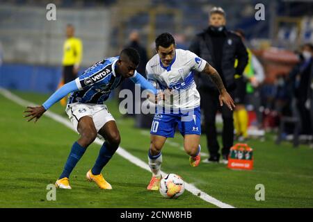 16 septembre 2020 ; Stade San Carlos de Apoquindo, Santiago, Chili ; coupe Libertadores, Universidad Catolica versus Gremio ; Edson Puch de l'Universidad Catolica et David Braz de Gremio Banque D'Images