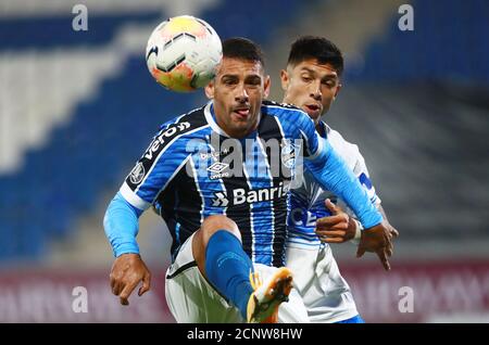 16 septembre 2020 ; Stade San Carlos de Apoquindo, Santiago, Chili ; coupe Libertadores, Universidad Catolica versus Gremio ; Valber Huerta de l'Universidad Catolica et Diego Souza de Gremio Banque D'Images