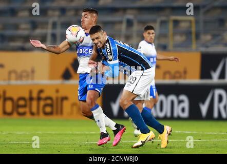 16 septembre 2020 ; Stade San Carlos de Apoquindo, Santiago, Chili ; coupe Libertadores, Universidad Catolica versus Gremio ; César Pinares de l'Universidad Catolica et Diego Souza de Gremio Banque D'Images