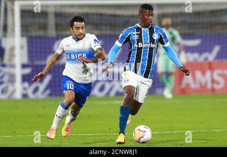 16 septembre 2020 ; Stade San Carlos de Apoquindo, Santiago, Chili ; coupe Libertadores, Universidad Catolica versus Gremio ; Edson Puch de l'Universidad Catolica et Luis Orejuela de Gremio Banque D'Images