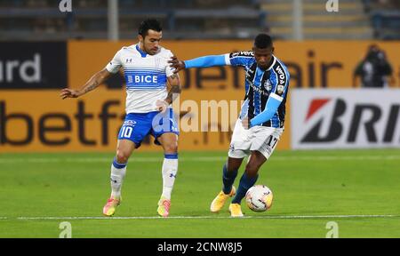 16 septembre 2020 ; Stade San Carlos de Apoquindo, Santiago, Chili ; coupe Libertadores, Universidad Catolica versus Gremio ; Edson Puch de l'Universidad Catolica et Luis Orejuela de Gremio Banque D'Images