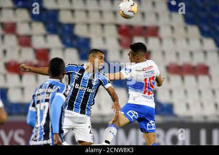 16 septembre 2020 ; Stade San Carlos de Apoquindo, Santiago, Chili ; coupe Libertadores, Universidad Catolica versus Gremio ; Gastón Lezcano de Universidad Catolica et Alisson de Gremio Banque D'Images