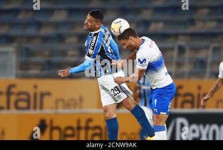 16 septembre 2020 ; Stade San Carlos de Apoquindo, Santiago, Chili ; coupe Libertadores, Universidad Catolica versus Gremio ; Lanaro allemand de l'Universidad Catolica et Diego Souza de Gremio Banque D'Images