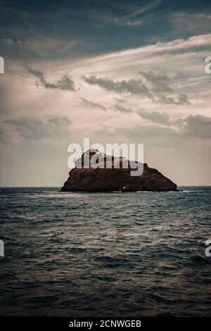 Littoral de l'Atlantique rocheux sous un paysage de nuages dramatique. Lever du soleil au Cap-Vert. Vue de la mer. Banque D'Images