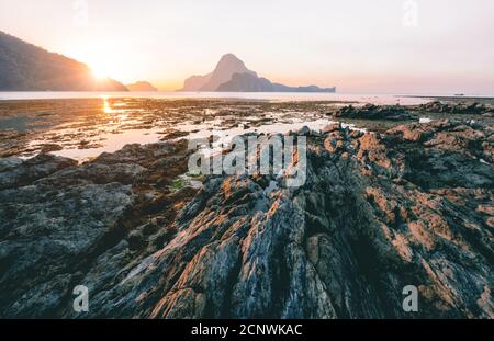 Palawan, Philippines. Coucher de soleil dans le village d'El Nido. Belle île de Cadlao en arrière-plan. Banque D'Images