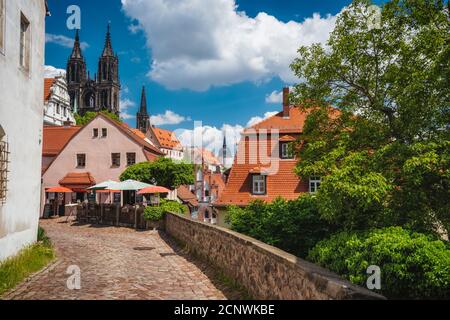 Meissen fable comme la vieille ville avec le château d'Albrechtsburg. Ville bâtiments médiévaux avec des toits de tuiles orange. Dresde, Saxe, Allemagne. Journée ensoleillée au printemps Banque D'Images