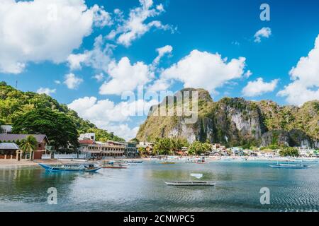 Matin dans le port de pêche village El Nido sur Palawan, Philippines. Banque D'Images