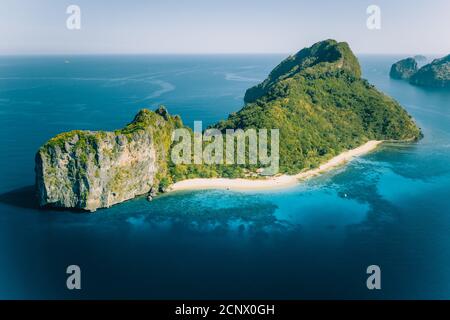 Vue aérienne par drone de Dilumacad appelée île d'hélicoptère à El Nido, Palawan, Philippines. Banque D'Images