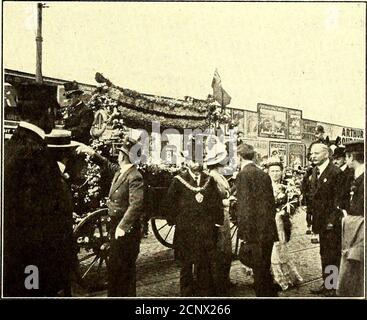 . Journal de chemin de fer de la rue . LE LIEN ÉVIDENT ENTRE PARKS ET STREETRAILWAYS quant au coût du spectacle, les frais d'exploitation et de son pouvoir de prise d'argent, et de courir de i penny (2 cents) à I shilling (25 cents). Le parc est organisé pour encar-age les clients pour assister à de nombreuses fois, pour voir tous les spectacles, et à chaque voyage pour profiter des groupes et des attractions gratuites, qui sont inclus dans les frais d'entrée généraux, et qui sont changés presque chaque semaine. Les illustrations de scènes au parc donneront une idée claire du caractère des divertissements offeredet de leur popularité. Le d Banque D'Images